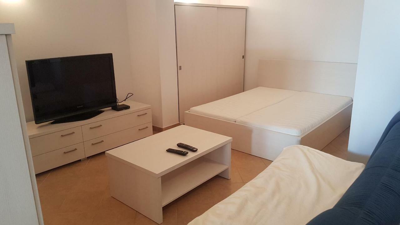 Apartment Katarina Crveni Vrh Bagian luar foto